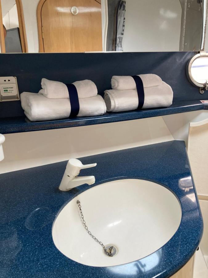 Entire Boat At St Katherine Docks 2 Available Select Using Room Options London Exterior foto