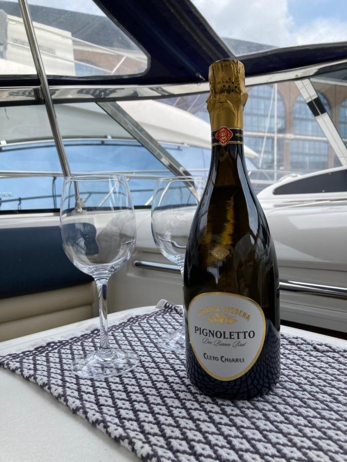 Entire Boat At St Katherine Docks 2 Available Select Using Room Options London Exterior foto